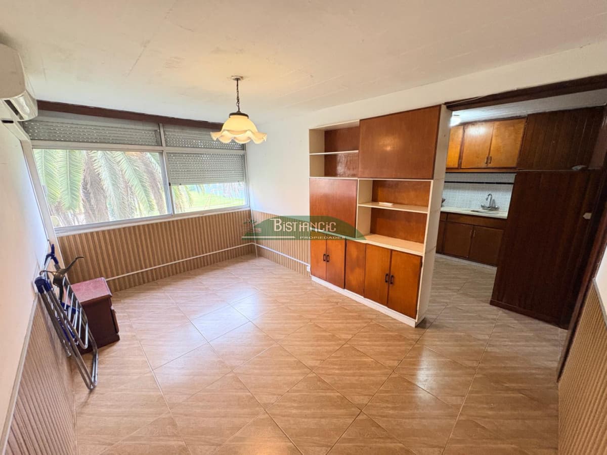 Cómodo departamento en venta! 2 dormitorios, 1 baño, con cochera. Excelente ubicación.