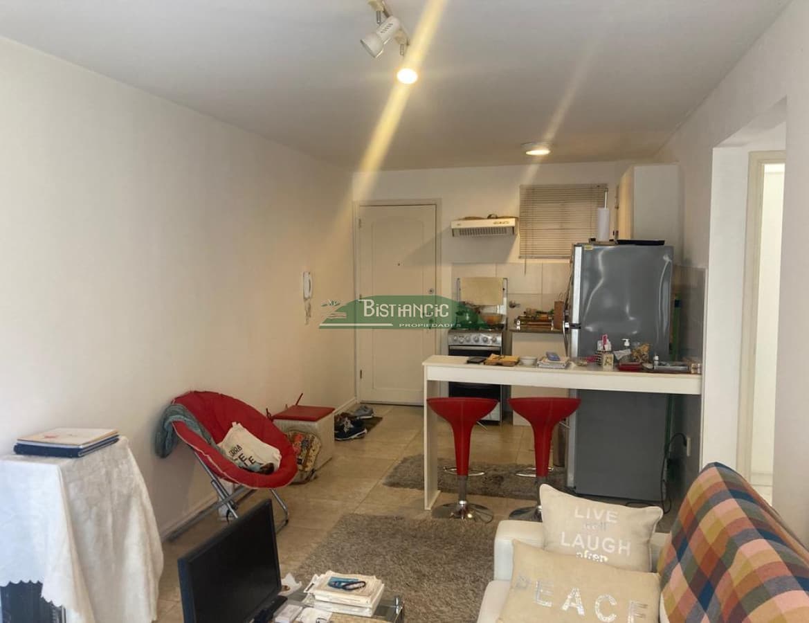 Departamento en Maldonado PB con patio y parrillero, 2 dorm 1 baño, living comedor con estufa a leña, cochera techada. Precio de venta US$ 120.000.