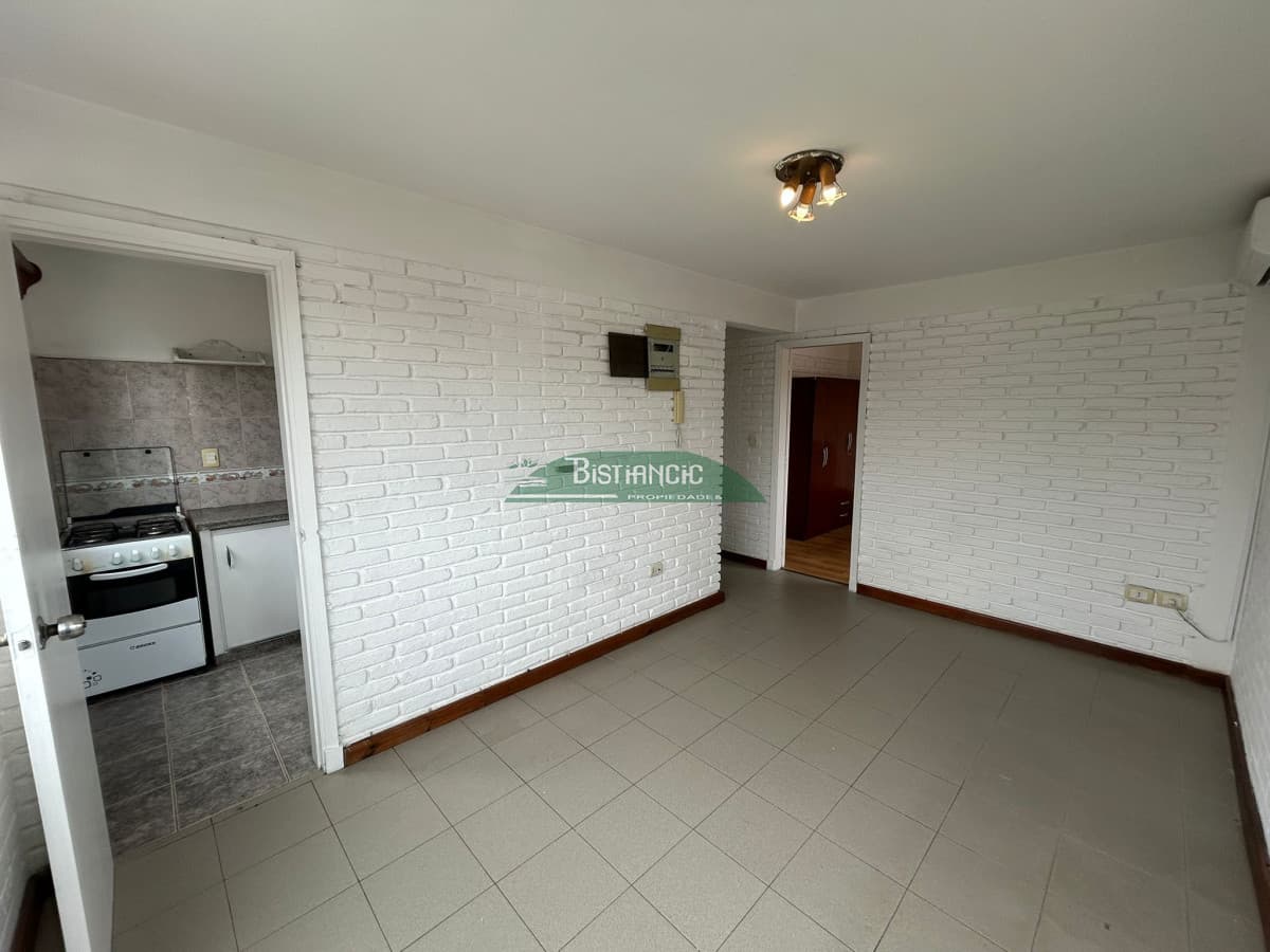 Apartamento en venta, ubicado en Centro Maldonado. 1 dorm, living comedor, cocina y baño.