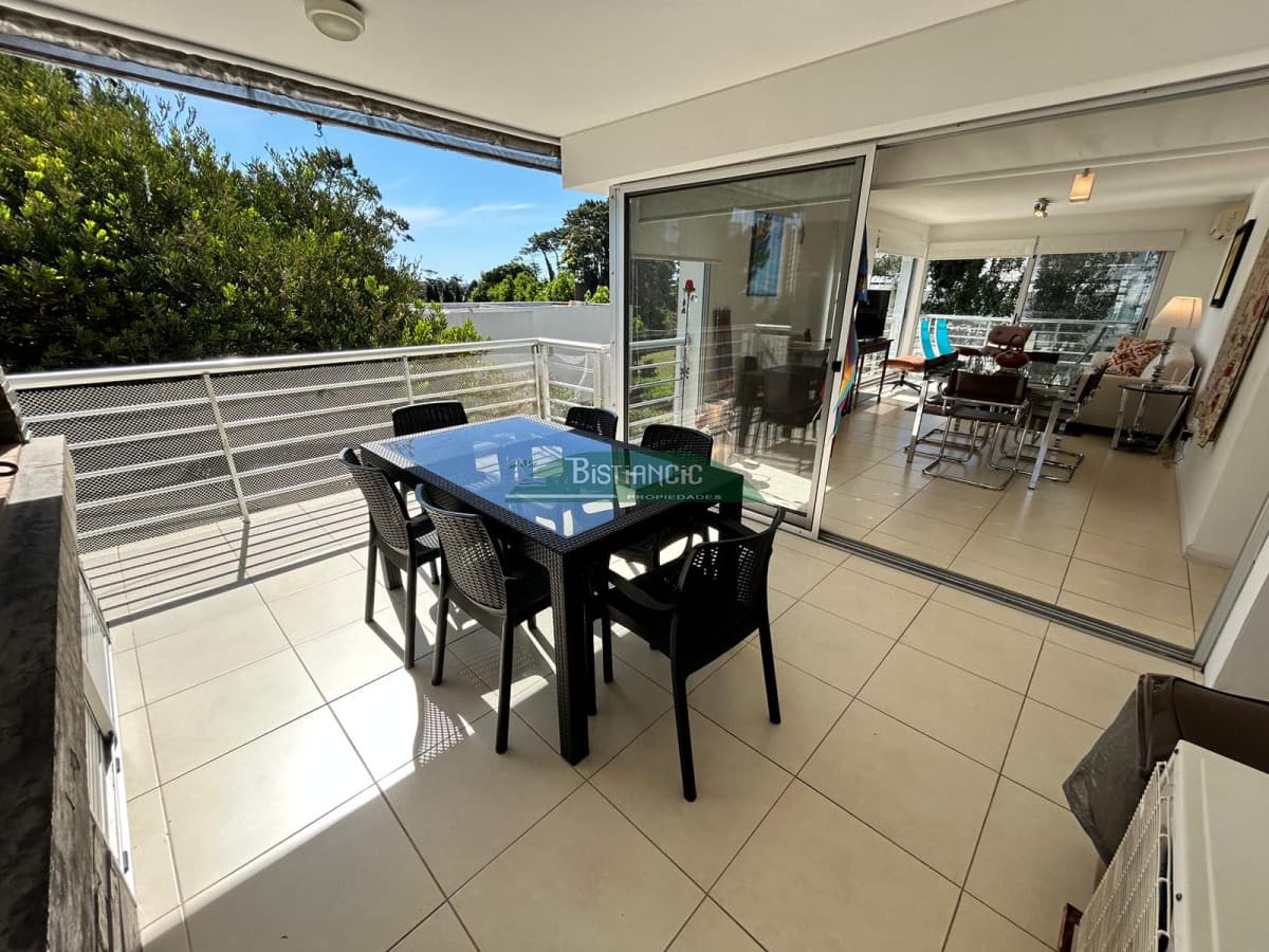 Excelente apartamento de 3 dormitorios, 3 baños, piscina, garage y baulera. Pda 18 de la Mansa. U$S 350.000