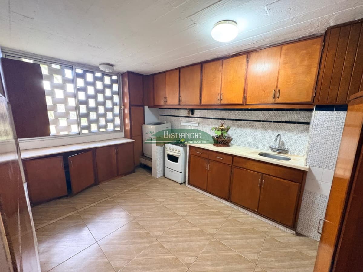 Cómodo departamento en venta! 2 dormitorios, 1 baño, con cochera. Excelente ubicación.