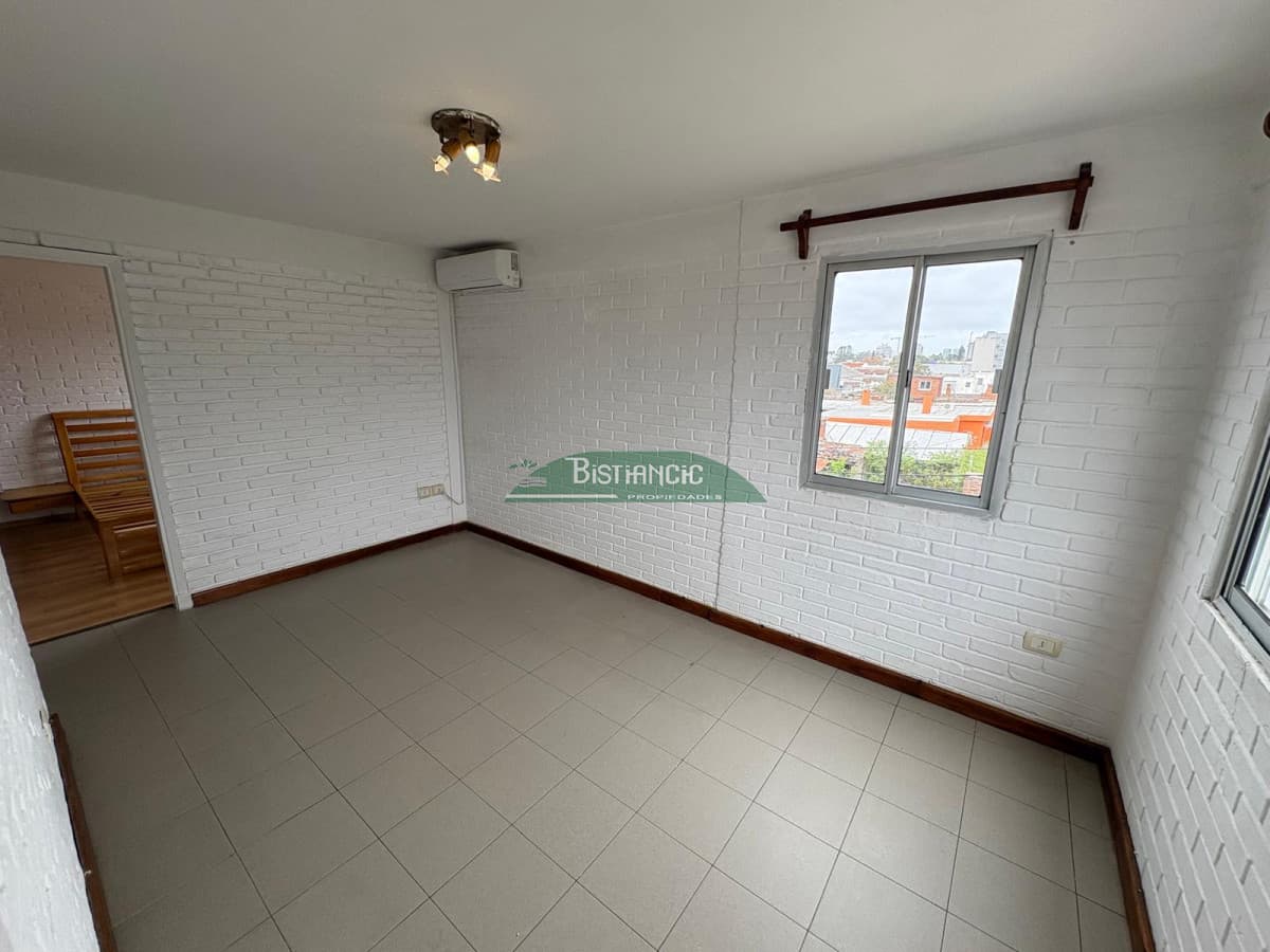 Apartamento en venta, ubicado en Centro Maldonado. 1 dorm, living comedor, cocina y baño.