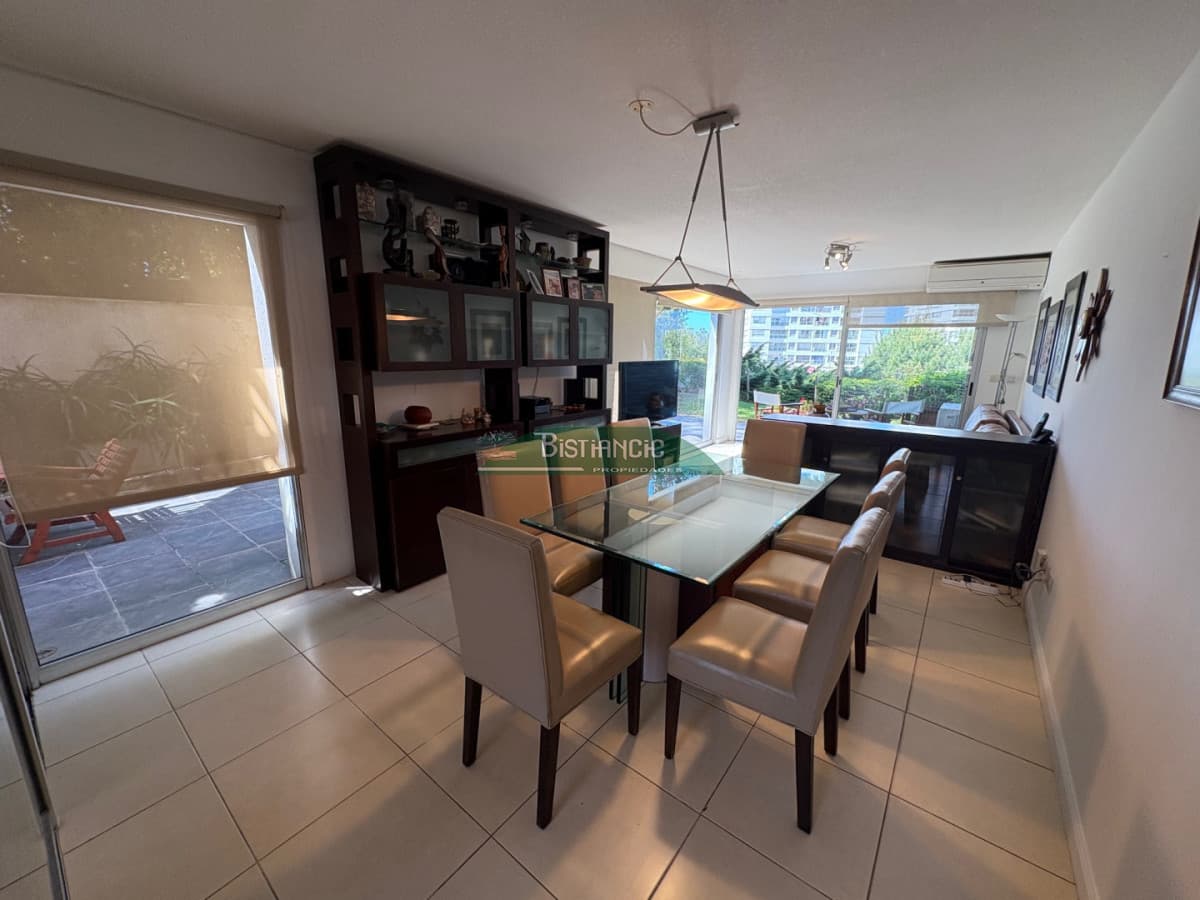 Apartamento de 3 dorm 3 baños con gran jardín, calefacción, garaje, servicio, realmente único!