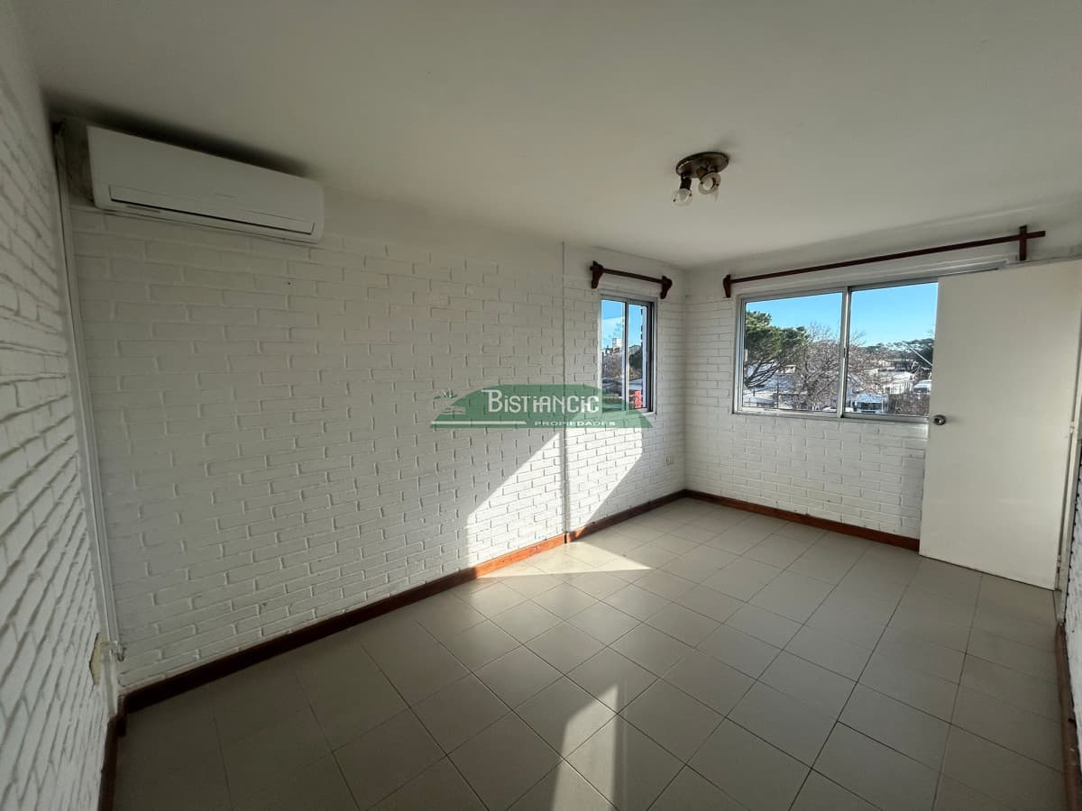 Apartamento en venta, ubicado en Centro Maldonado. 1 dorm, living comedor, cocina y baño.