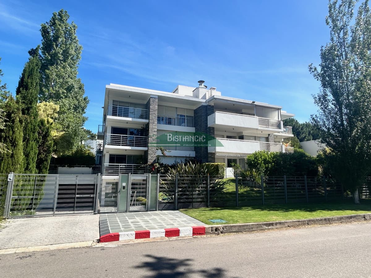 Playa Mansa Apartamento con jardín prox mar Living comedor, cocina 3 dorm, 2 baños terraza con parrillero, losa radiante, garage, baulera, piscina