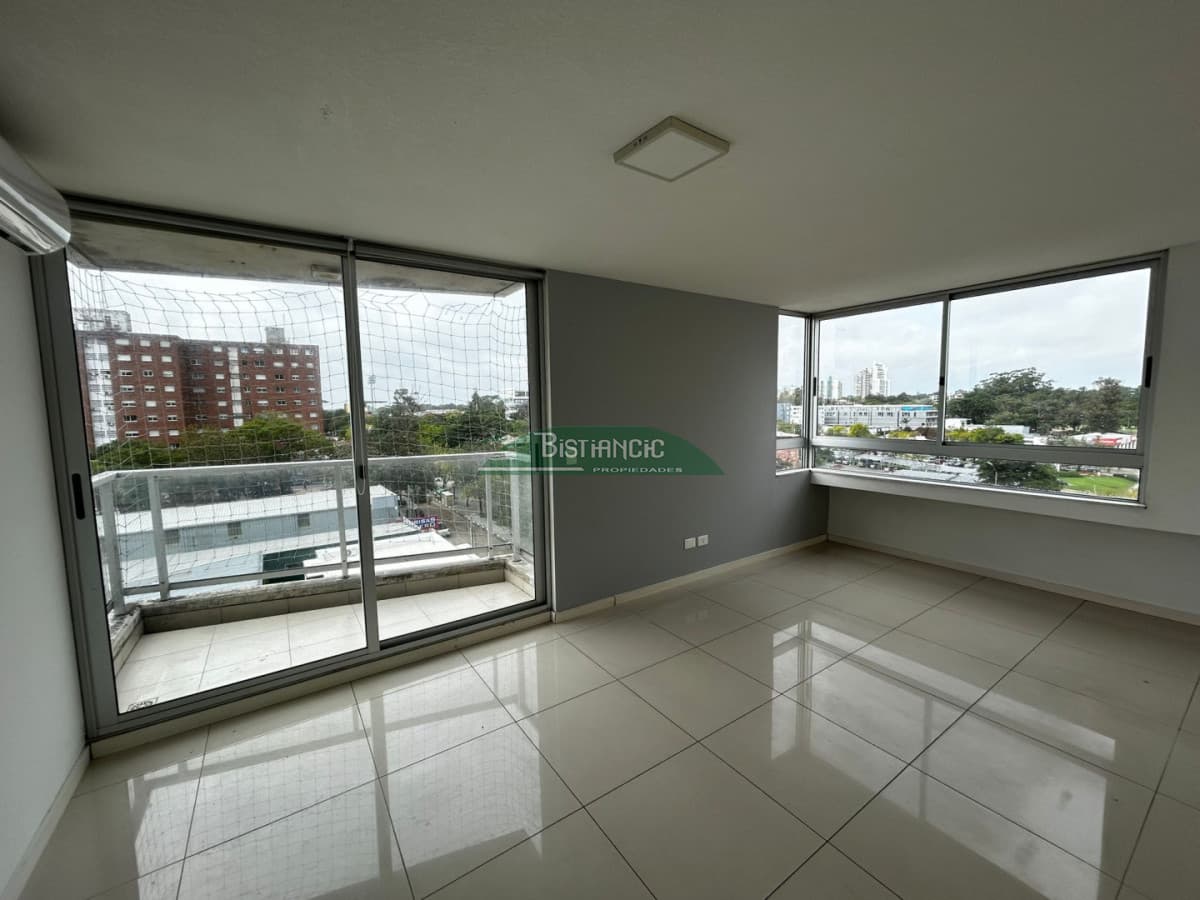 Apartamento en alquiler anual -2 dorm, 1 baño, con balcón y garage.  Zona Terminal