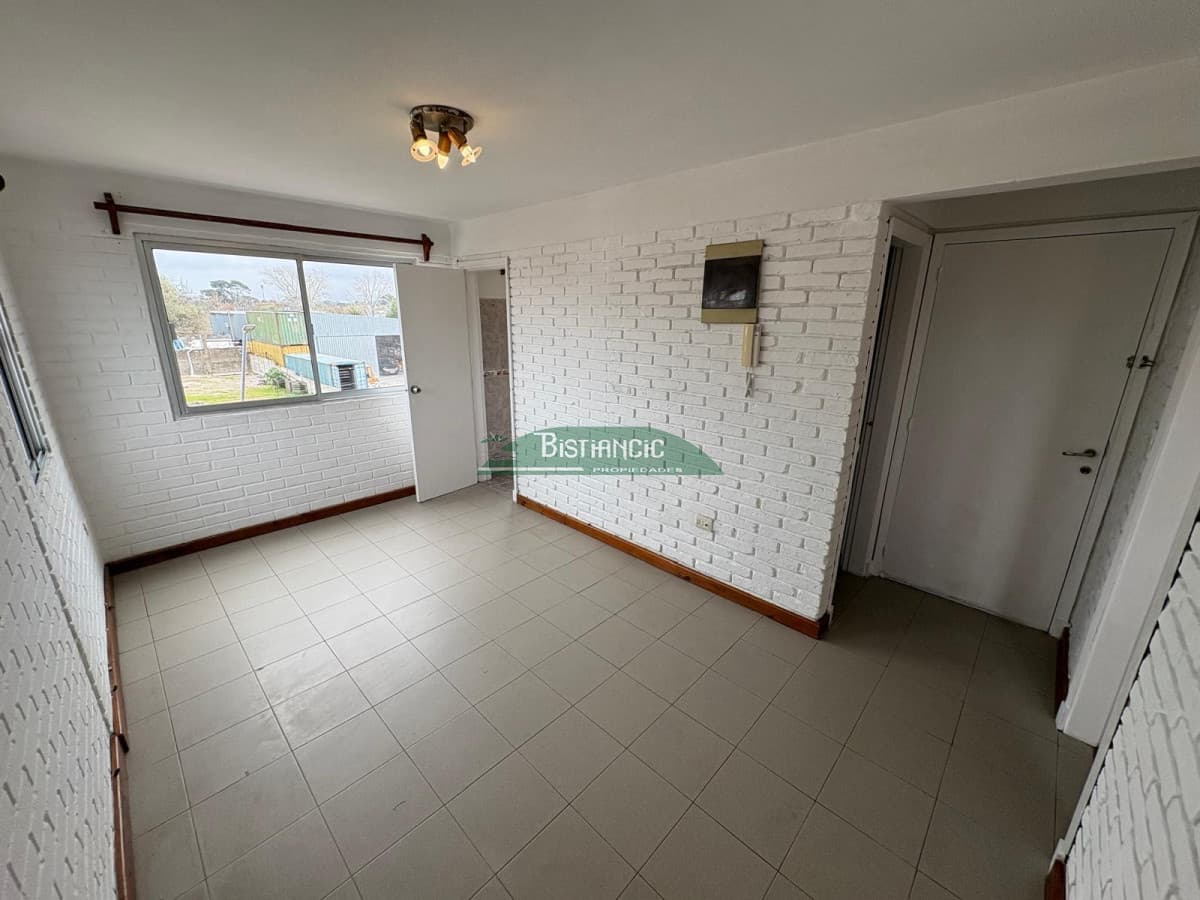 Apartamento en venta, ubicado en Centro Maldonado. 1 dorm, living comedor, cocina y baño.