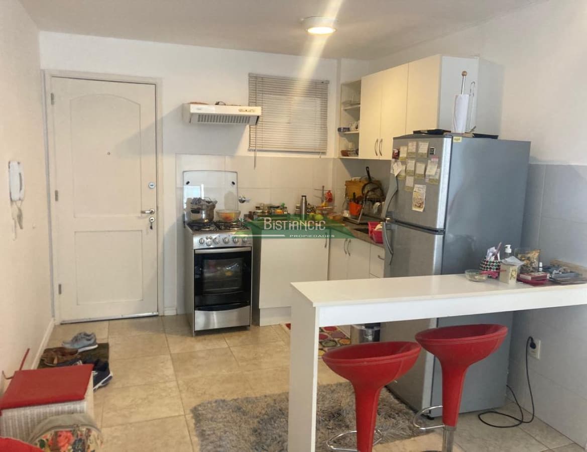 Departamento en Maldonado PB con patio y parrillero, 2 dorm 1 baño, living comedor con estufa a leña, cochera techada. Precio de venta US$ 120.000.