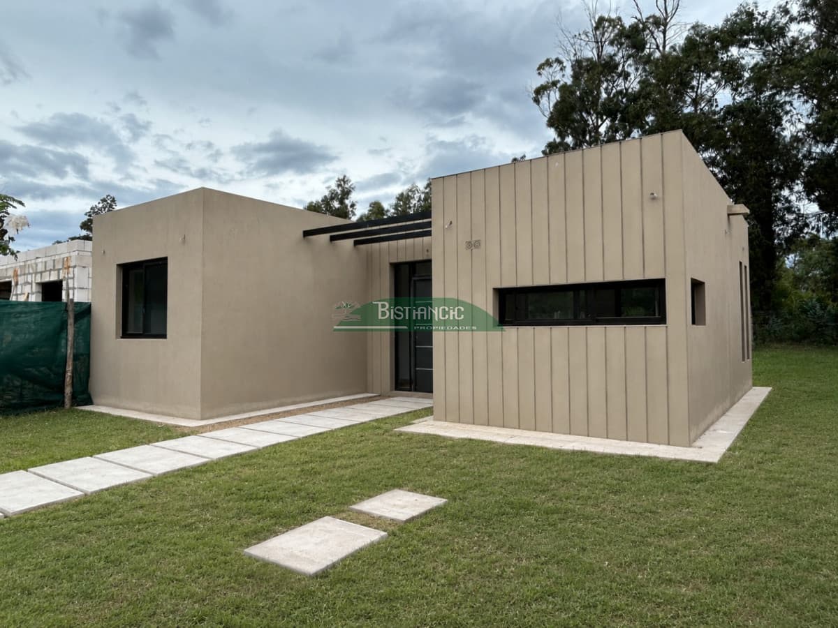 Casa a estrenar en barrio privado, construcción tradicional, 2 dorm 2 baños 310 m2 de terreno