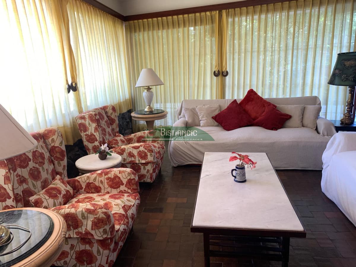 Alquiler de temporada, Casa de 3 dormitorios, 2 baños y parrillero. Disponible Febrero