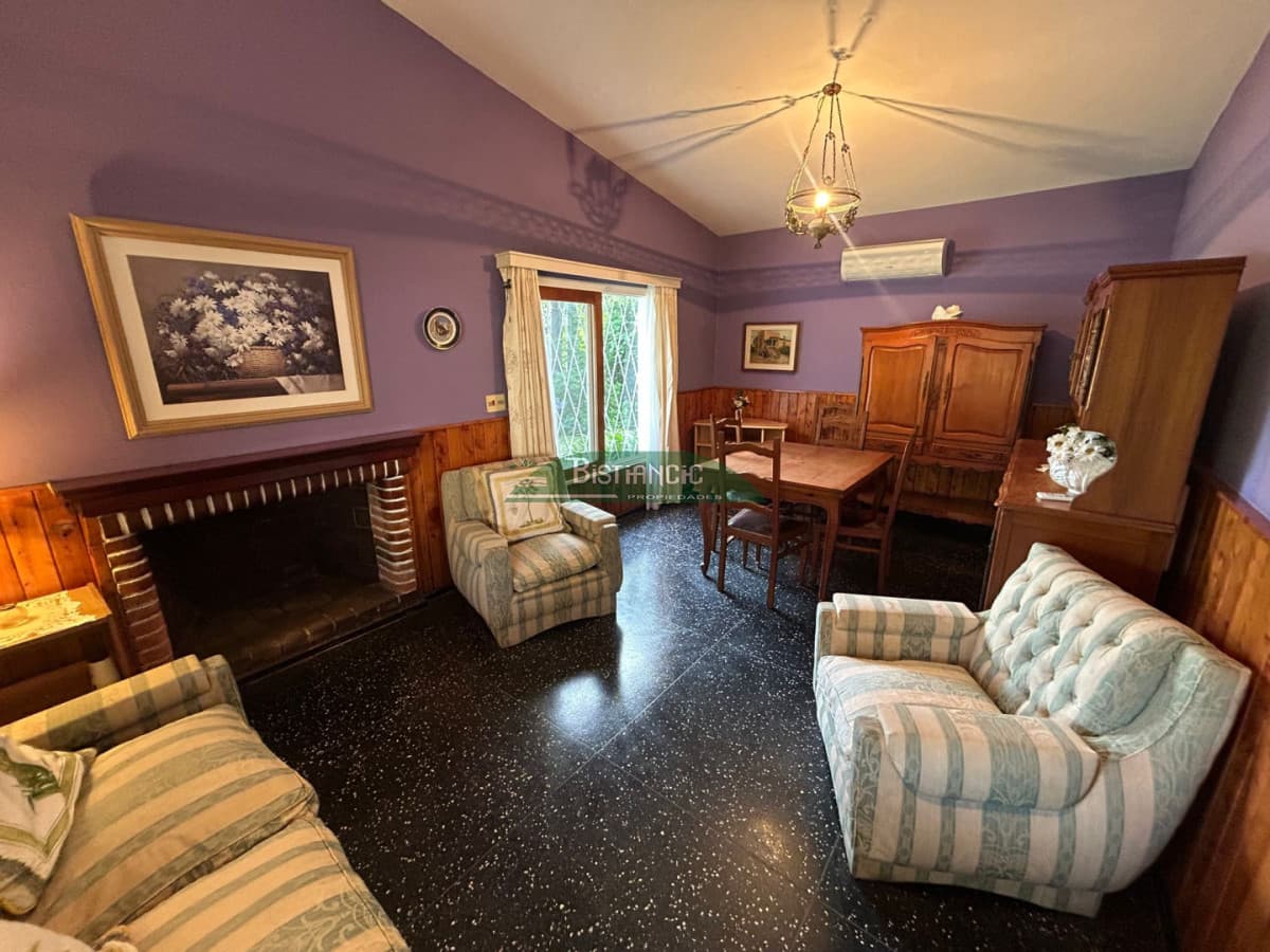 Hermosa casa en Venta - 2 dorm, 1 baño, cocina, living comedor, parrillero y estacionamiento.