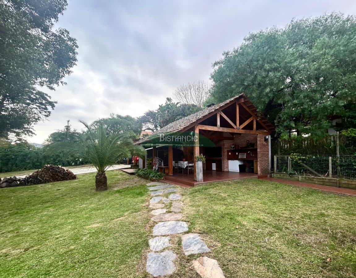 Pinares cerca del mar Chalé tradicional 1000m2 terreno y 350m2 construidos, 4 dorm 3 baños mas depto externo. Venta US$ 455.000