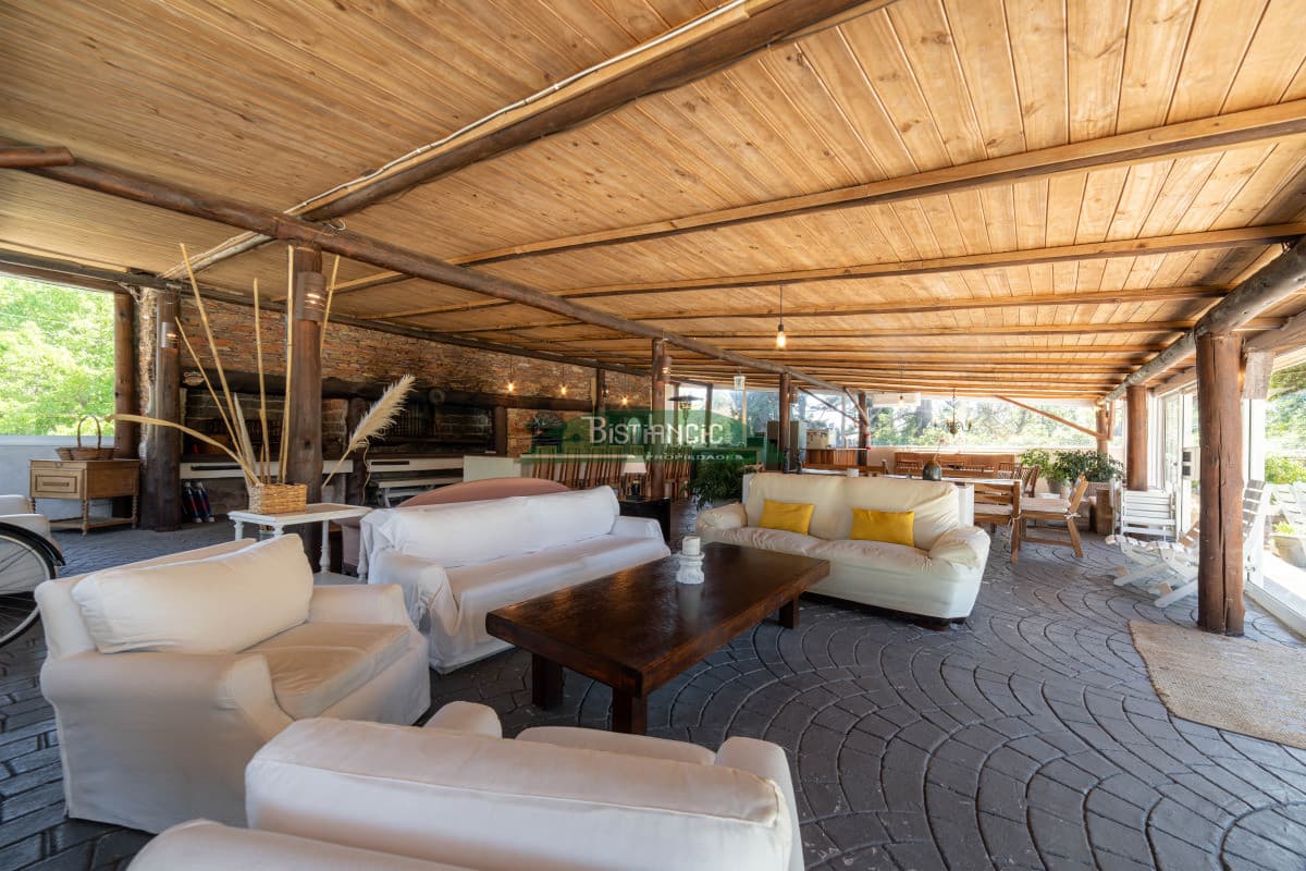 Chalé 4 dorm 4 baños gran living, piscina grande + 2 deptos externos para renta. Terreno de 1700 m2 + 620 m2 construidos. Precio de Venta US$ 550.000.