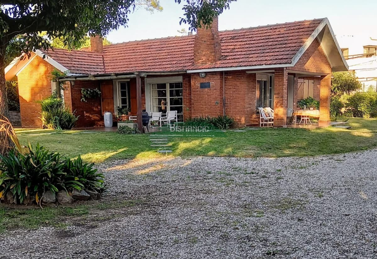 Pinares cerca del mar Chalé tradicional 1000m2 terreno y 350m2 construidos, 4 dorm 3 baños mas depto externo. Venta US$ 455.000