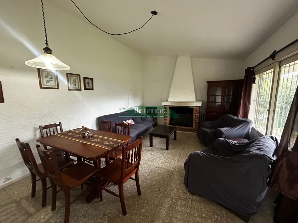 Pinares Chalé tradicional 3 dorm 2 baños + servicio, 718 m2 jardín, cerca de todo. Venta US$ 310.000.