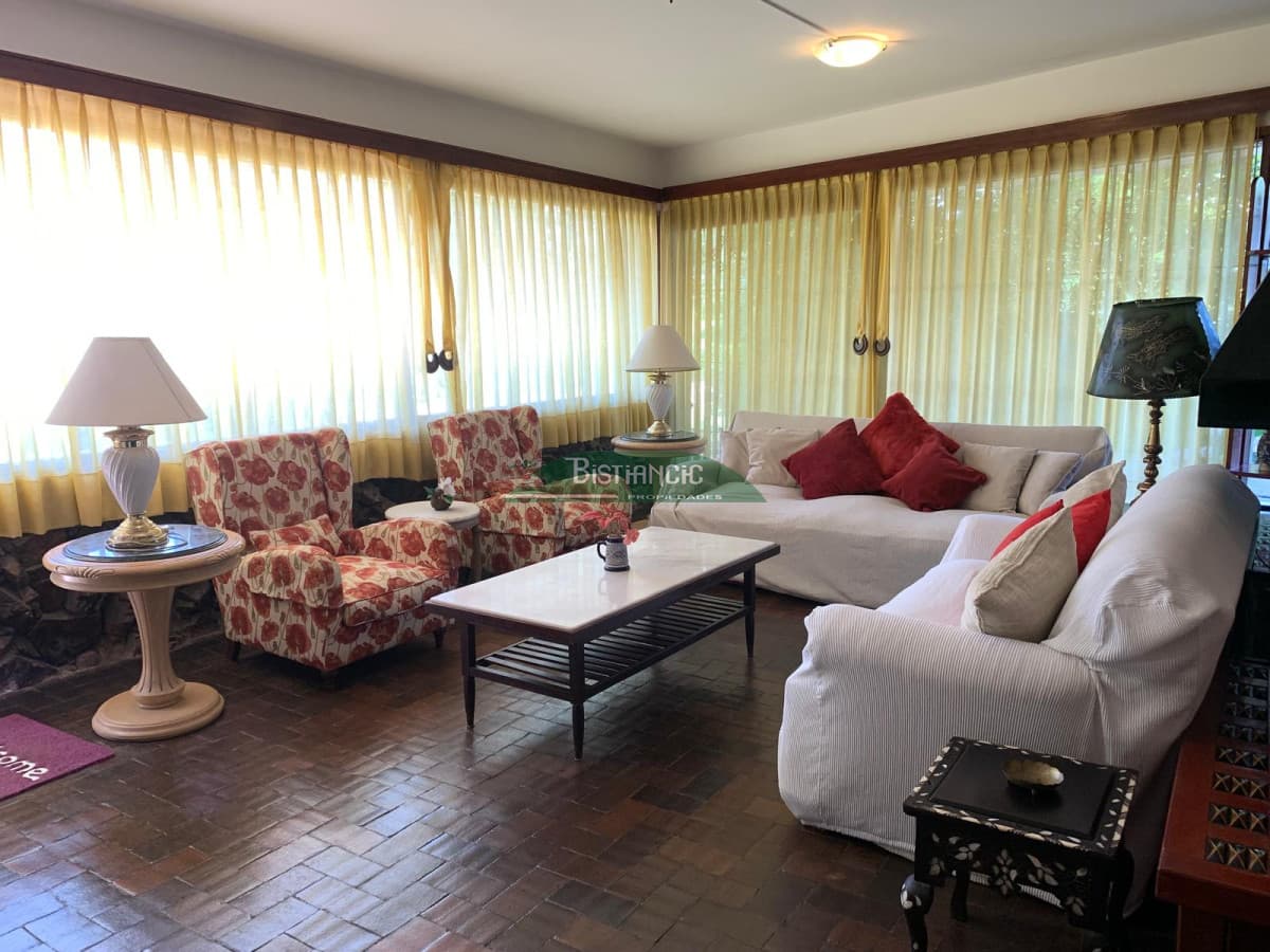 Alquiler de temporada, Casa de 3 dormitorios, 2 baños y parrillero. Disponible Febrero
