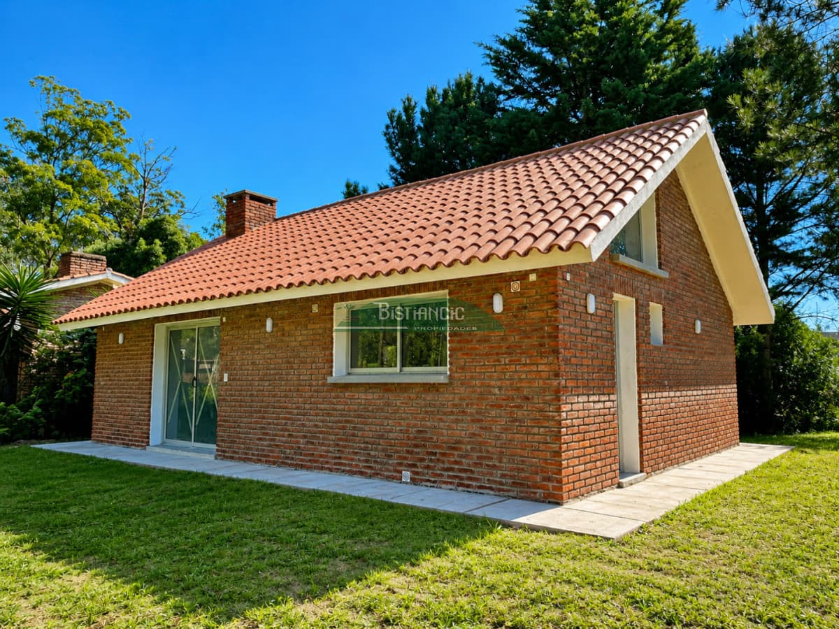 A estrenar en Casa en Barrio Privado, 2 dorm, 2 baños. U$S 198000