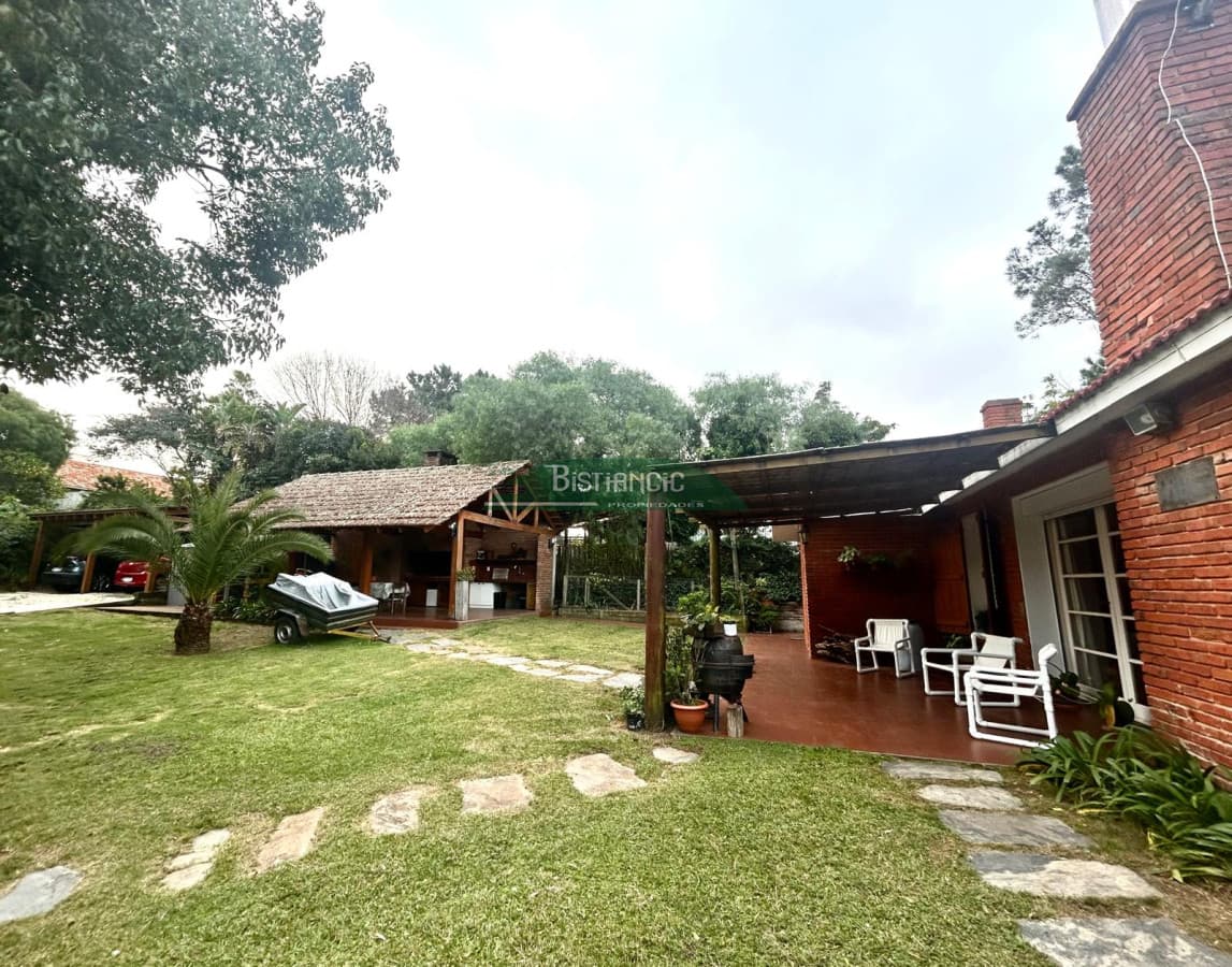 Pinares cerca del mar Chalé tradicional 1000m2 terreno y 350m2 construidos, 4 dorm 3 baños mas depto externo. Venta US$ 455.000