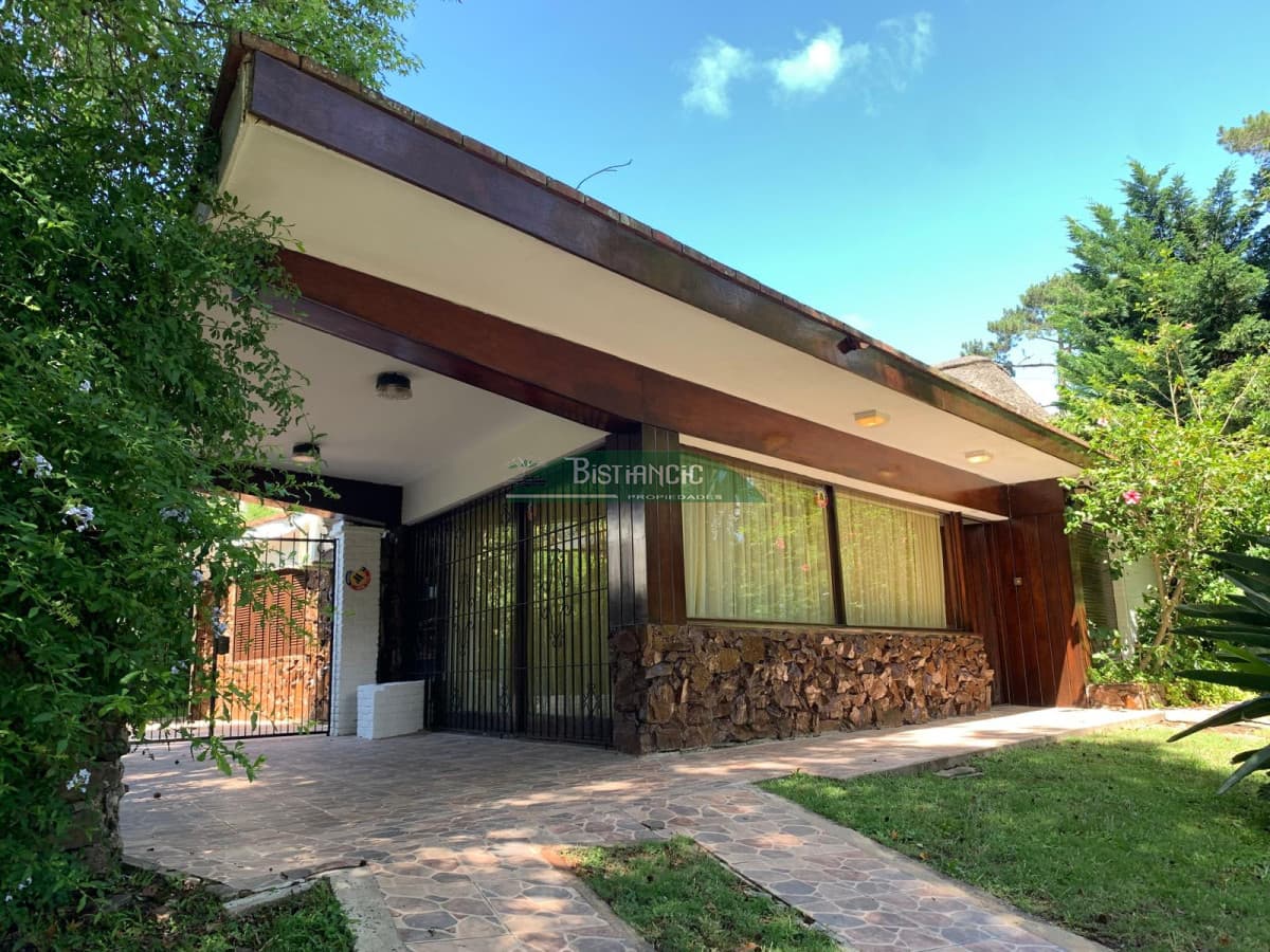 Alquiler de temporada, Casa de 3 dormitorios, 2 baños y parrillero. Disponible Febrero