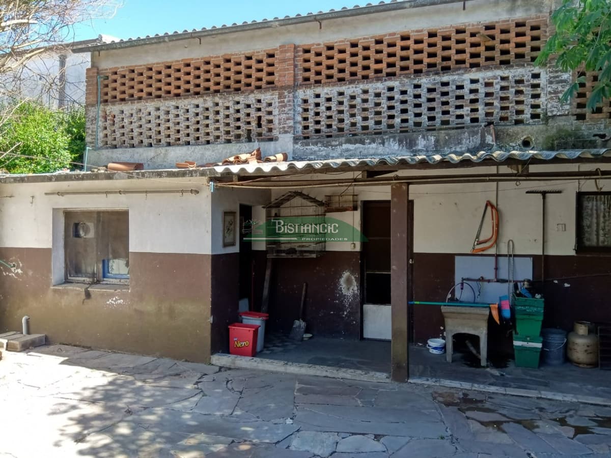 Casa centrica, a media cuadra de peatonal Sarandí, muy comercial, ideal locales. 240 m2.