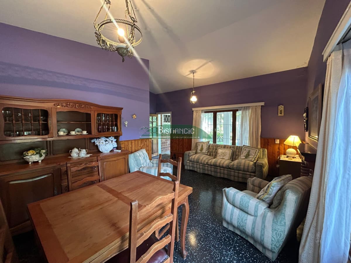 Hermosa casa en Venta - 2 dorm, 1 baño, cocina, living comedor, parrillero y estacionamiento.