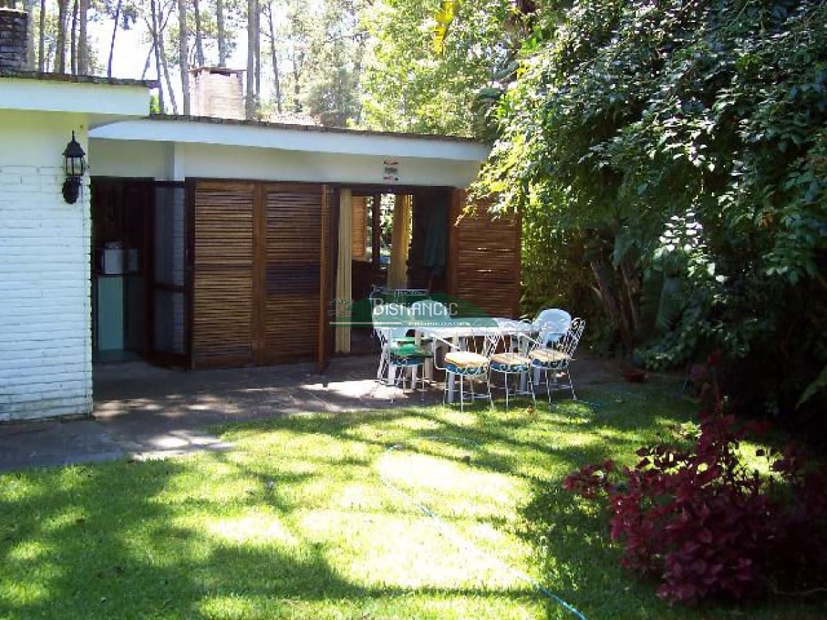 Alquiler de temporada, Casa de 3 dormitorios, 2 baños y parrillero. Disponible Febrero
