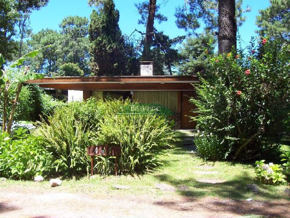 Alquiler de temporada, Casa de 3 dormitorios, 2 baños y parrillero. Disponible Febrero