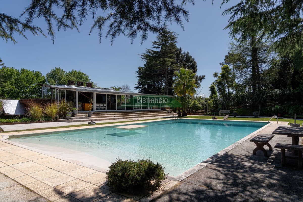 Chalé 4 dorm 4 baños gran living, piscina grande + 2 deptos externos para renta. Terreno de 1700 m2 + 620 m2 construidos. Precio de Venta US$ 550.000.