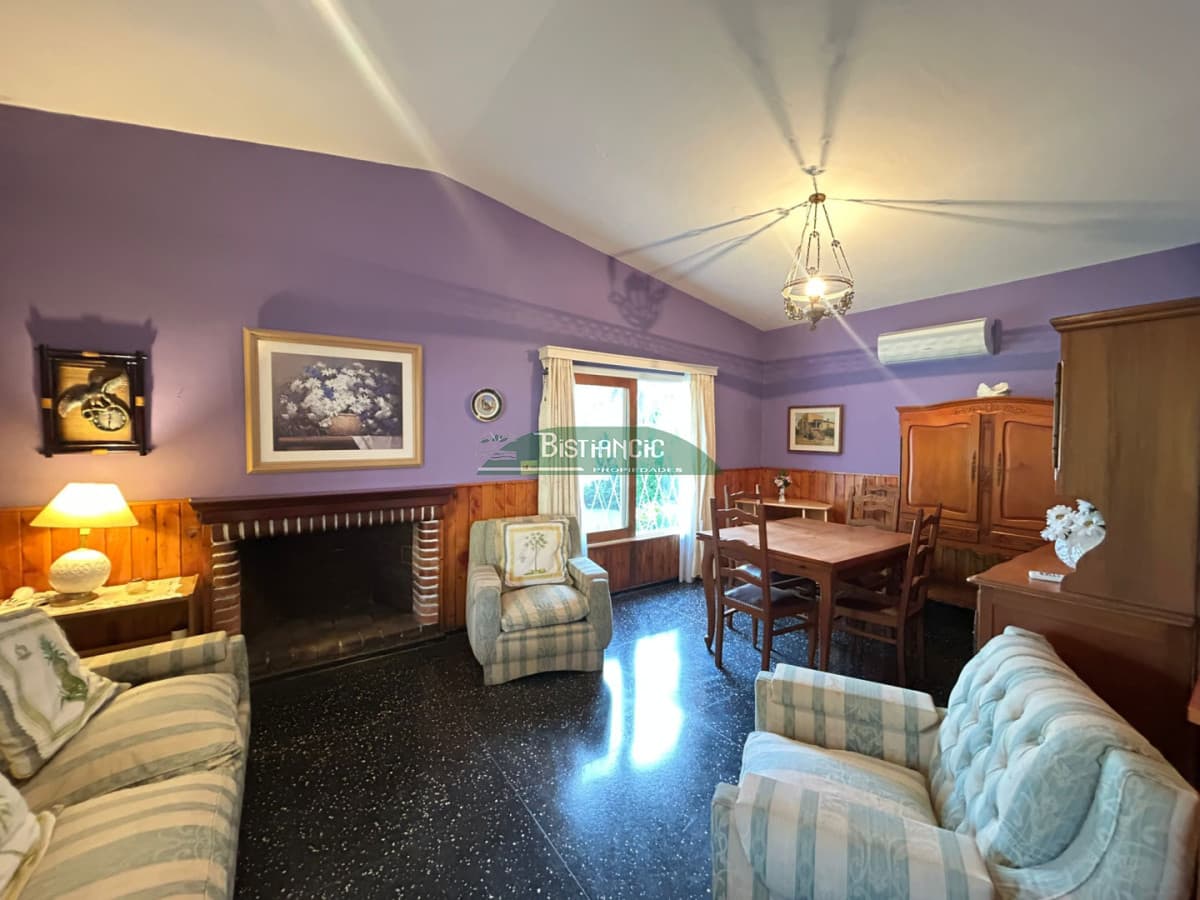 Hermosa casa en Venta - 2 dorm, 1 baño, cocina, living comedor, parrillero y estacionamiento.