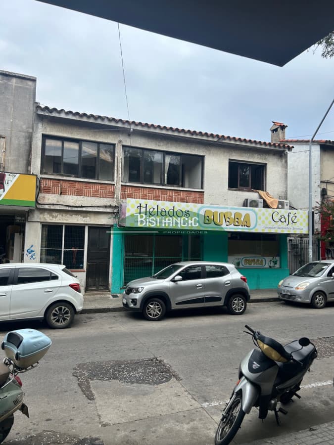 Casa centrica, a media cuadra de peatonal Sarandí, muy comercial, ideal locales. 240 m2.