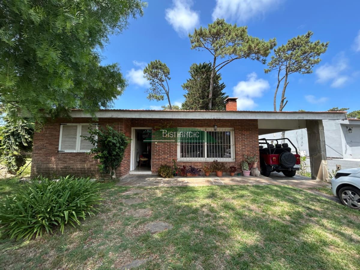 Pinares Chalé tradicional 3 dorm 2 baños + servicio, 718 m2 jardín, cerca de todo. Venta US$ 310.000.