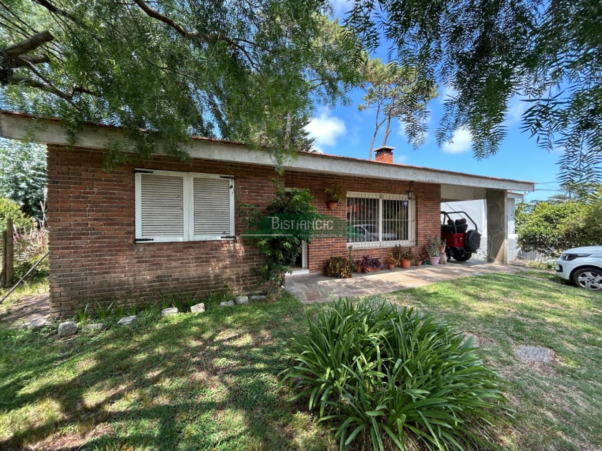 Pinares Chalé tradicional 3 dorm 2 baños + servicio, 718 m2 jardín, cerca de todo. Venta US$ 310.000.