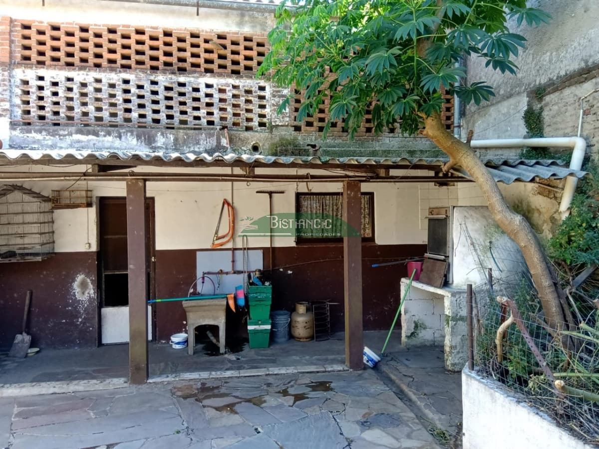 Casa centrica, a media cuadra de peatonal Sarandí, muy comercial, ideal locales. 240 m2.