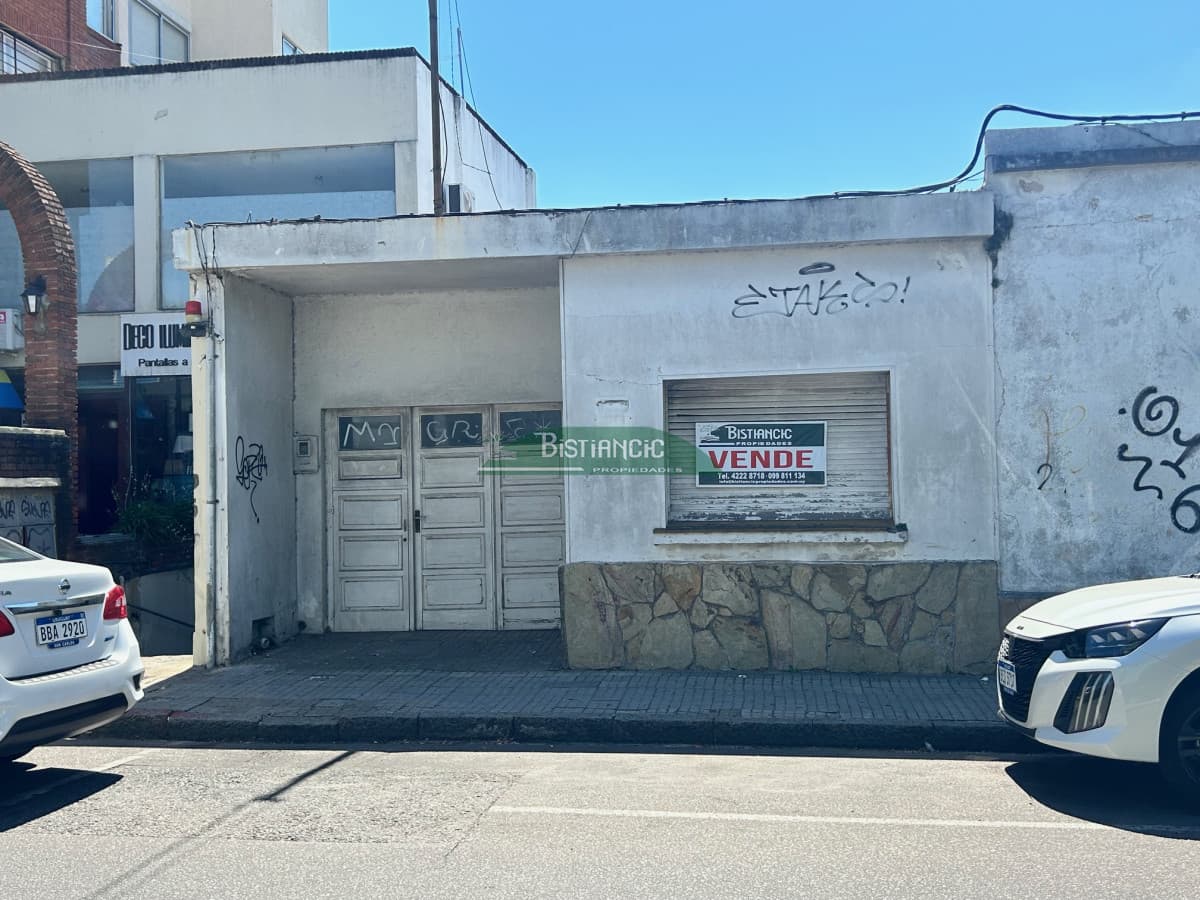 Vendo casa Centro Maldonado casi peatonal a reciclar ideal comercio, 180 m2 .