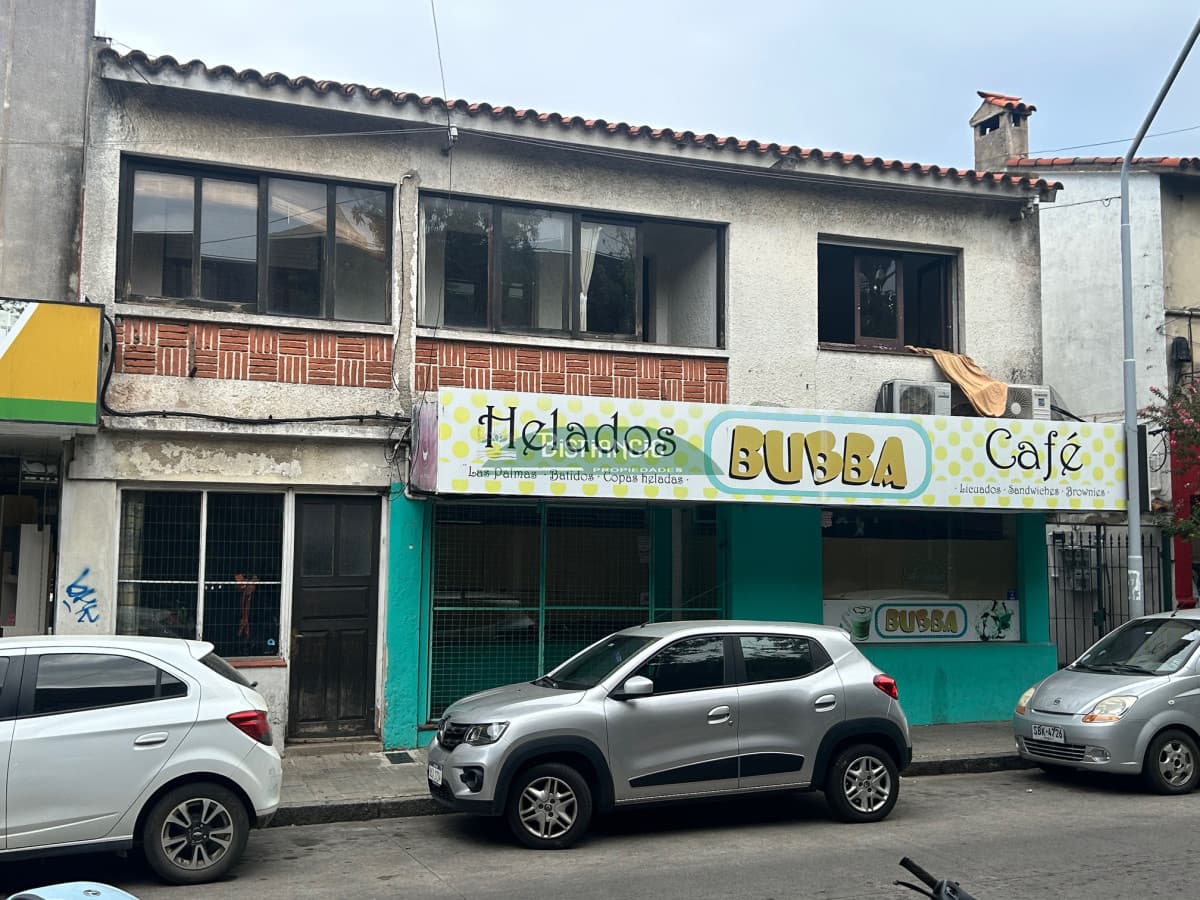 Casa centrica, a media cuadra de peatonal Sarandí, muy comercial, ideal locales. 240 m2.