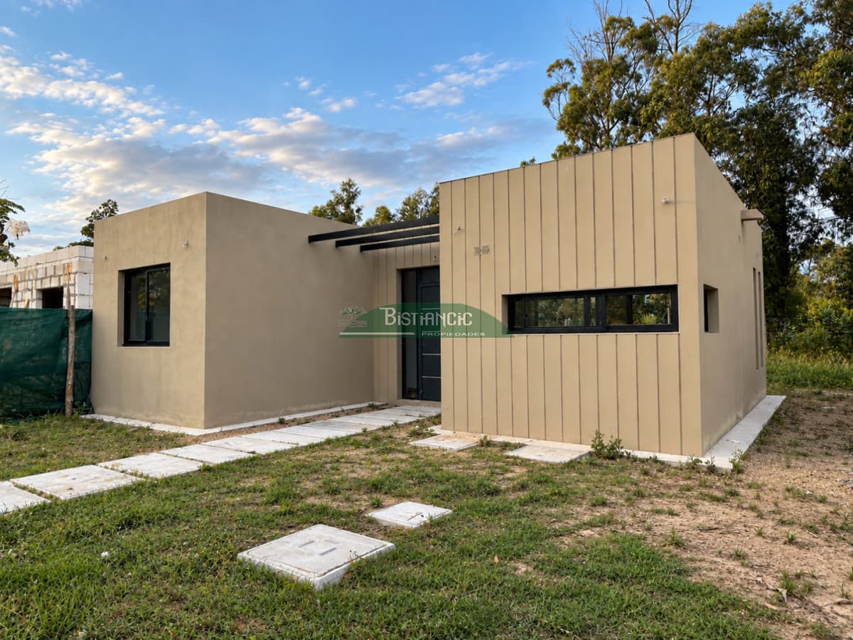 Casa a estrenar en barrio privado, construcción tradicional, 2 dorm 2 baños 310 m2 de terreno