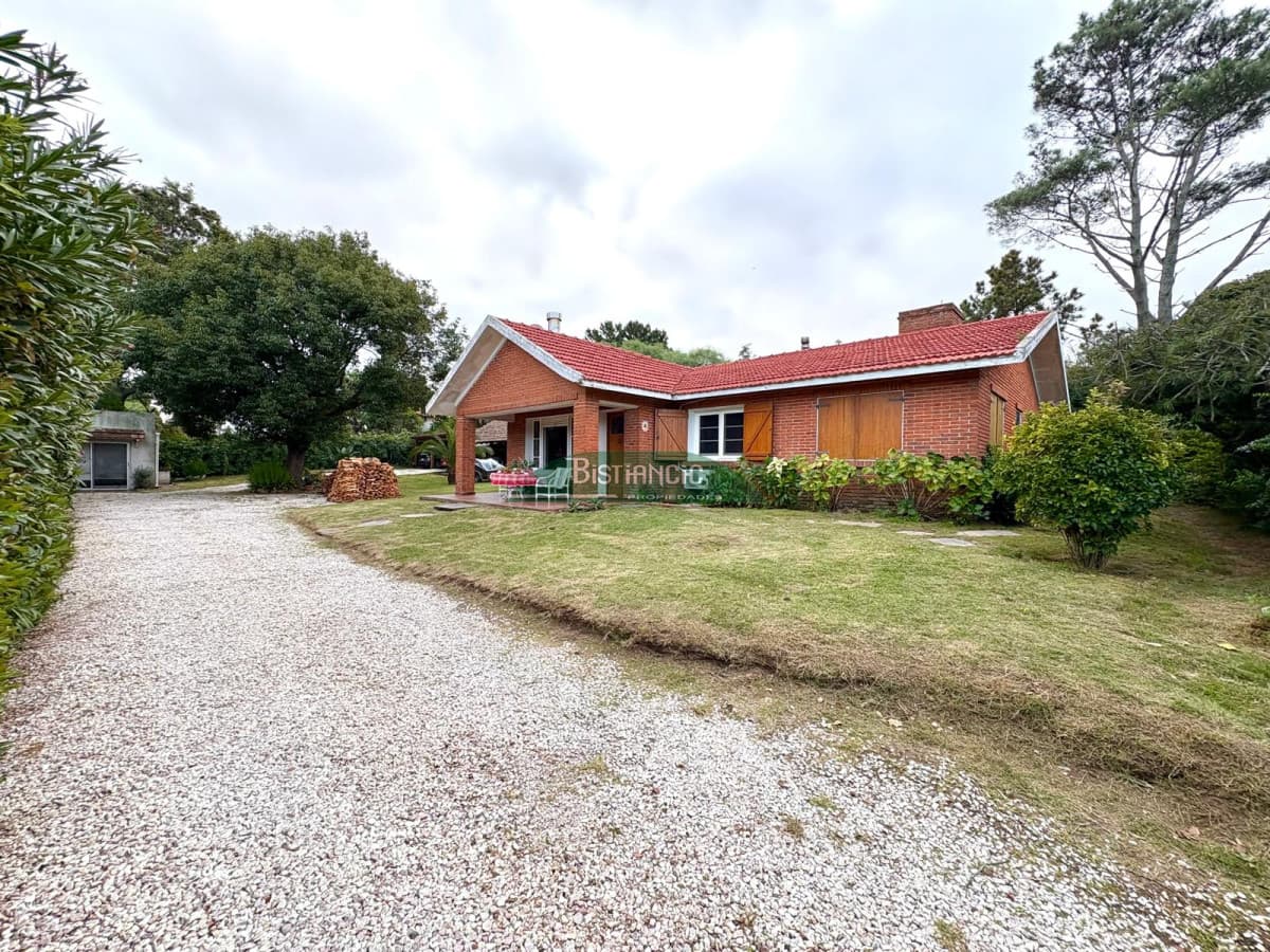 Pinares cerca del mar Chalé tradicional 1000m2 terreno y 350m2 construidos, 4 dorm 3 baños mas depto externo. Venta US$ 455.000