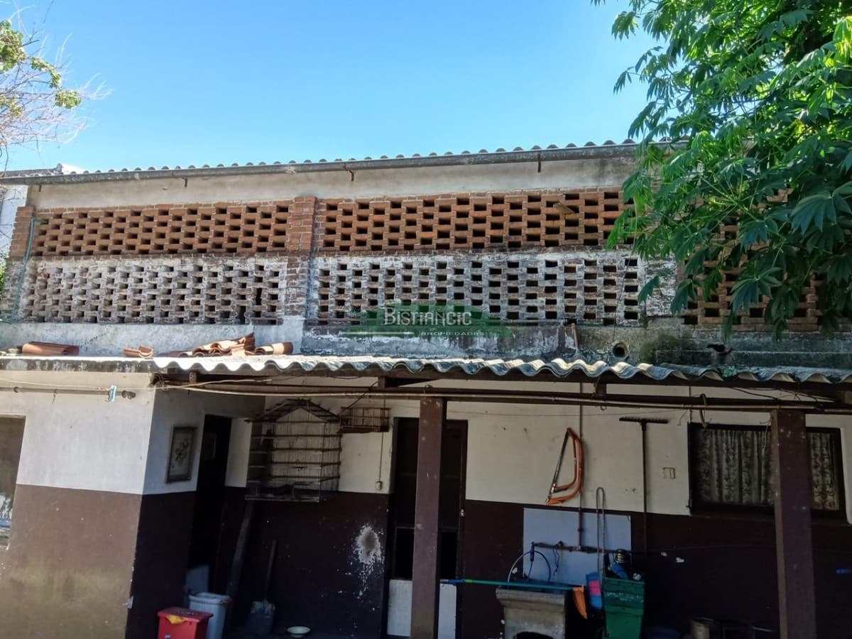 Casa centrica, a media cuadra de peatonal Sarandí, muy comercial, ideal locales. 240 m2.