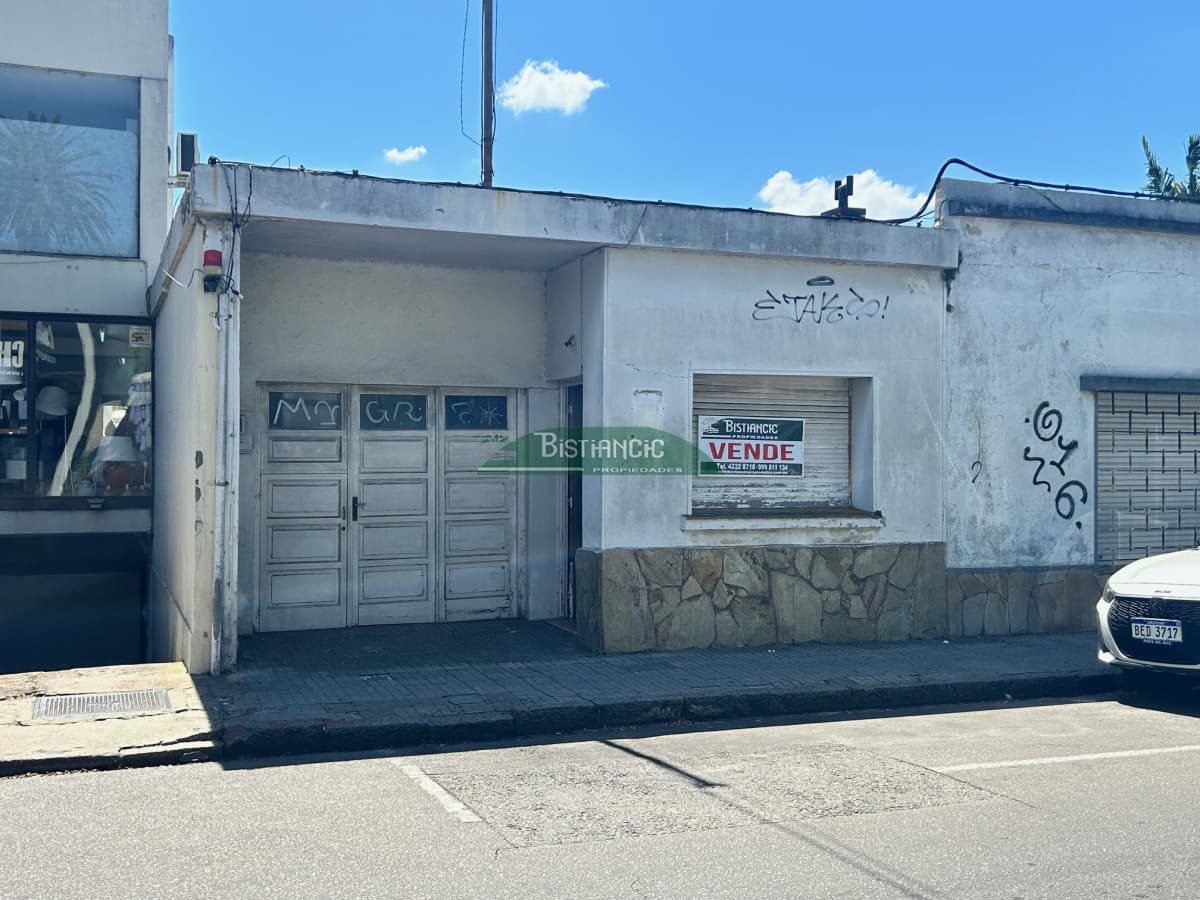 Vendo casa Centro Maldonado casi peatonal a reciclar ideal comercio, 180 m2 .