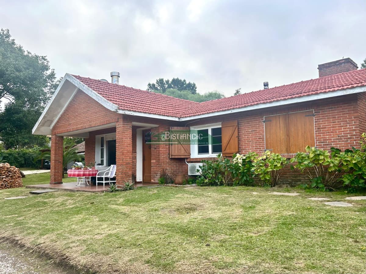 Pinares cerca del mar Chalé tradicional 1000m2 terreno y 350m2 construidos, 4 dorm 3 baños mas depto externo. Venta US$ 455.000