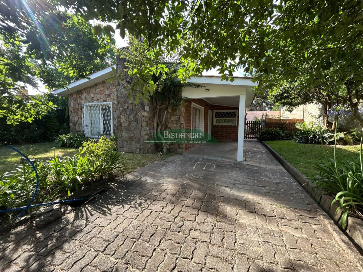 Hermosa casa en Venta - 2 dorm, 1 baño, cocina, living comedor, parrillero y estacionamiento.