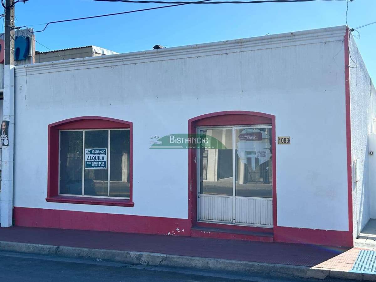 Local comercial frente a UTE, prox a 5 esquinas. 1 ambiente al frente con baño. 30m2