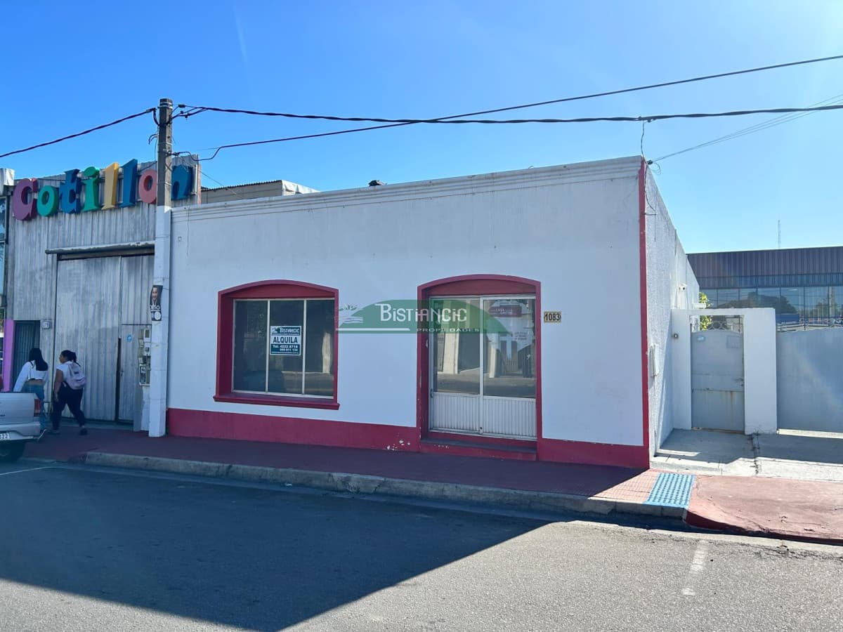 Local comercial frente a UTE, prox a 5 esquinas. 1 ambiente al frente con baño. 30m2