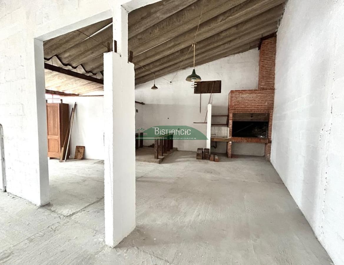 Galpón de 500 m2 con oficina y lugar para vehículos , cerca del centro de Maldonado. Alquiler US$ 2300., Venta US$ 310.000. Consulte
