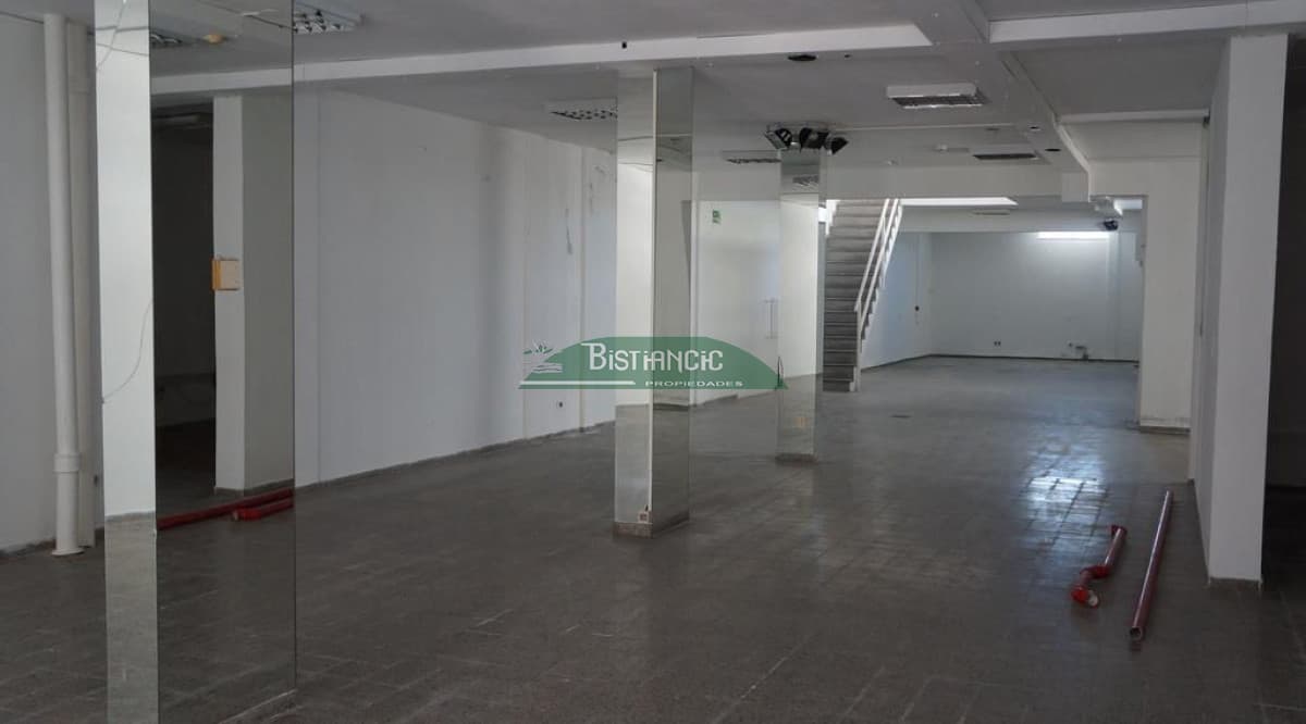 LOCAL PEATONAL SARANDÍ 300M2, BUEN FRENTE