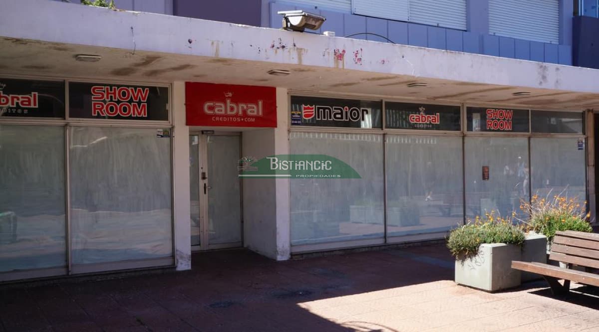 LOCAL PEATONAL SARANDÍ 300M2, BUEN FRENTE
