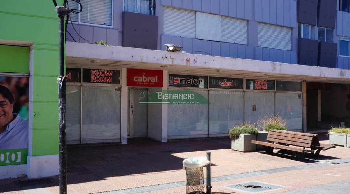 LOCAL PEATONAL SARANDÍ 300M2, BUEN FRENTE