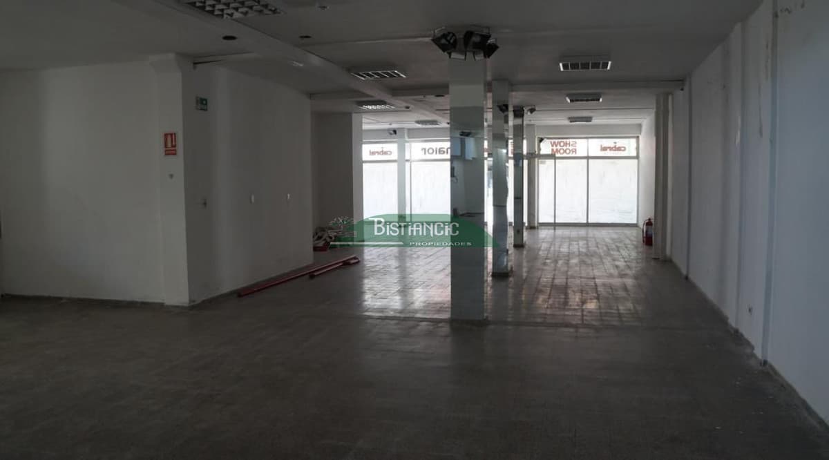 LOCAL PEATONAL SARANDÍ 300M2, BUEN FRENTE