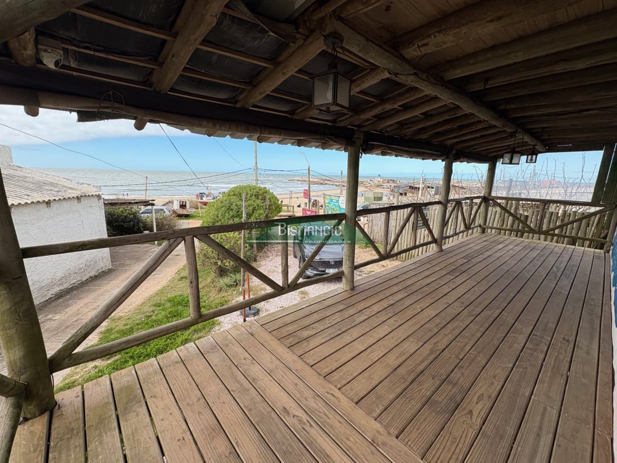Propiedad Única Frente al Mar con Gran Potencial Comercial. Frente a Playa de pescadores.