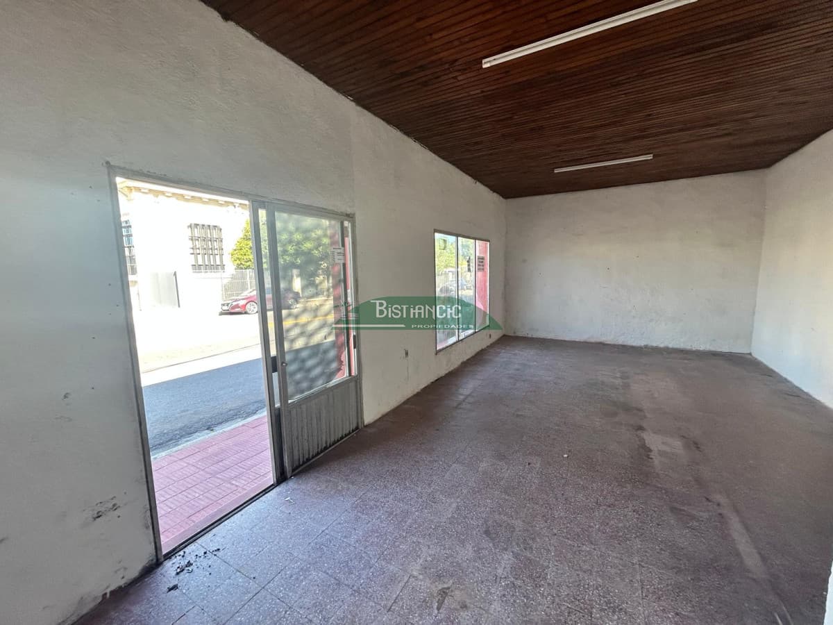 Local comercial frente a UTE, prox a 5 esquinas. 1 ambiente al frente con baño. 30m2